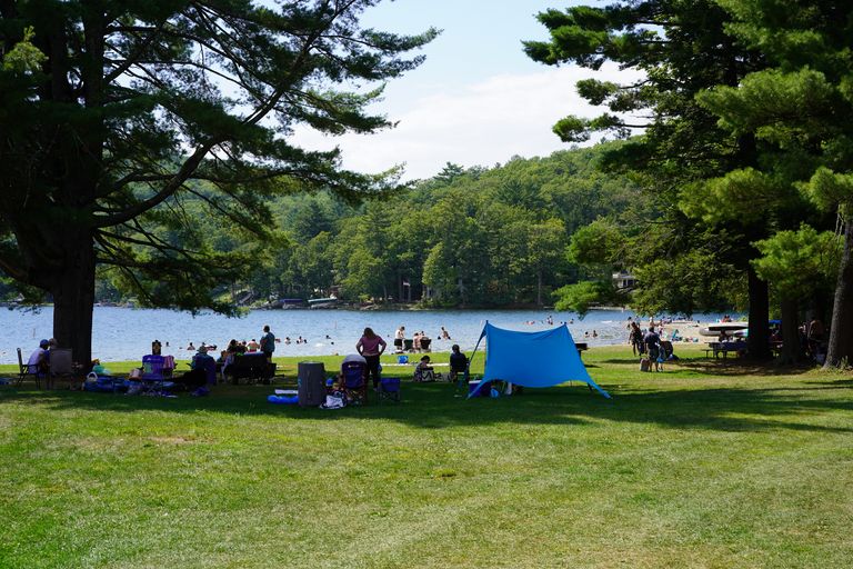 People enjoying the summer at Lake St. Catherine State Park